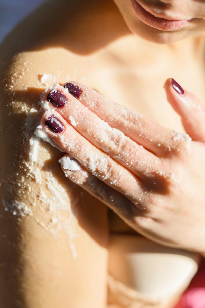 Mujer aplicando autobronceador para conseguir un moreno natural sin exposición solar