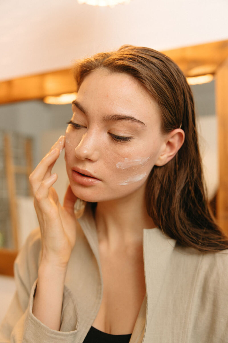 Cómo introducir los péptidos en una rutina facial